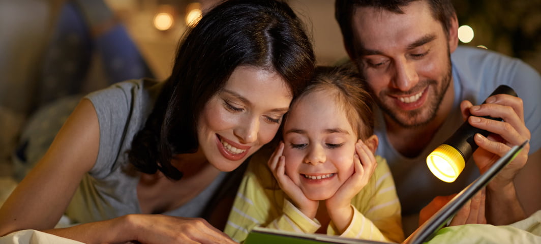 genitori-leggono-rivista-blue-ocean-con-bambina genitori-leggono-rivista-blue-ocean-con-bambina